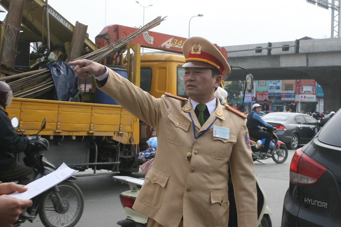 Trung tá Nguyễn Đức Chung trực tiếp ra chỉ đạo tại tổ công tác 141 trong một ca trực